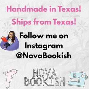 K&ouml;nnte beinhalten: Ein wei&szlig;er Hintergrund mit rosa Text, der Handmade in Texas! Ships from Texas! liest. Schwarzer Text liest Follow me on Instagram @NovaBookish. Eine Illustration einer lesenden Person, eine rosa Hei&szlig;klebepistole, eine blaue N&auml;hmaschine und der Text NOVA BOOKISH.