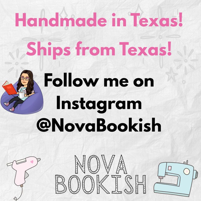 K&ouml;nnte beinhalten: Ein wei&szlig;er Hintergrund mit rosa Text, der Handmade in Texas! Ships from Texas! liest. Schwarzer Text liest Follow me on Instagram @NovaBookish. Eine Illustration einer lesenden Person, eine rosa Hei&szlig;klebepistole, eine blaue N&auml;hmaschine und der Text NOVA BOOKISH.