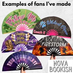 K&ouml;nnte beinhalten: F&uuml;nf halbkreisf&ouml;rmige Faltf&auml;cher mit verschiedenen Designs. Einer gr&uuml;n mit 'Follow Me', einer schwarz mit 'Wildcat Cheer', einer lila mit 'Happy 80th Birthday' und Stiefel, einer schwarz mit 'FIRESTORM' und Flammen, einer lila Galaxie mit 'THIS IS THE SLAY!'.