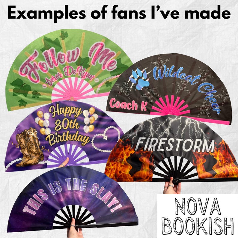 K&ouml;nnte beinhalten: F&uuml;nf halbkreisf&ouml;rmige Faltf&auml;cher mit verschiedenen Designs. Einer gr&uuml;n mit 'Follow Me', einer schwarz mit 'Wildcat Cheer', einer lila mit 'Happy 80th Birthday' und Stiefel, einer schwarz mit 'FIRESTORM' und Flammen, einer lila Galaxie mit 'THIS IS THE SLAY!'.