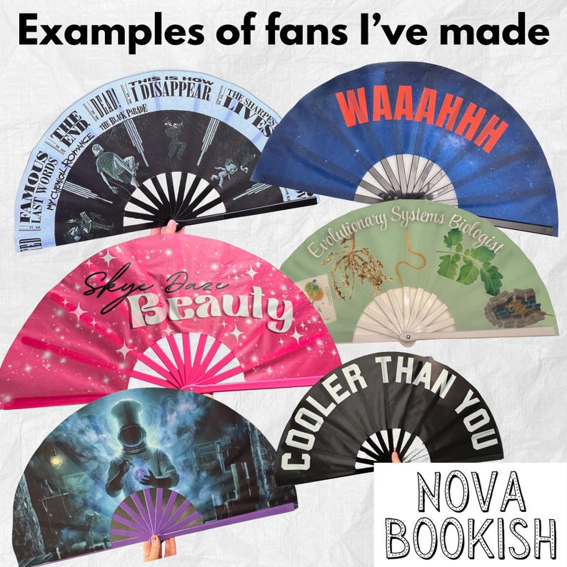K&ouml;nnte beinhalten: Sechs Faltf&auml;cher mit verschiedenen Designs. Einer zeigt Liedtexte von My Chemical Romance, einer blaue Weltraumgrafiken mit WAAAHHH, einer ist pink mit Skye Dazi Beauty, einer gr&uuml;n mit Pflanzenillustrationen, einer zeigt eine Weltraumfigur und einer ist schwarz mit COOLER THAN YOU.
