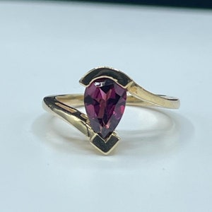 1.70 Carat Natural Rubellite Tourmaline Pear Cut 14k Yellow Gold Ring (Size 6.25)