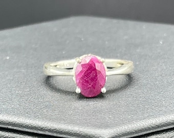 Anillo de plata de ley con rubí natural