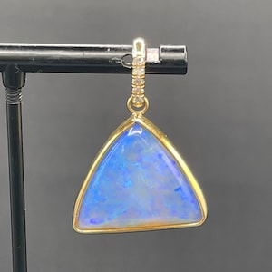 19,50 karatowy naturalny Lightning Ridge czarny opal i diament 18k żółty złoty wisiorek