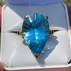 Anillo de oro amarillo de 14 k con talla de pera personalizado y topacio azul de 30,03 quilates (tamaño 10)