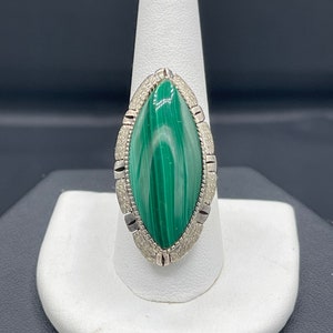 Anillo de plata de ley con malaquita elegante (tamaño 9)