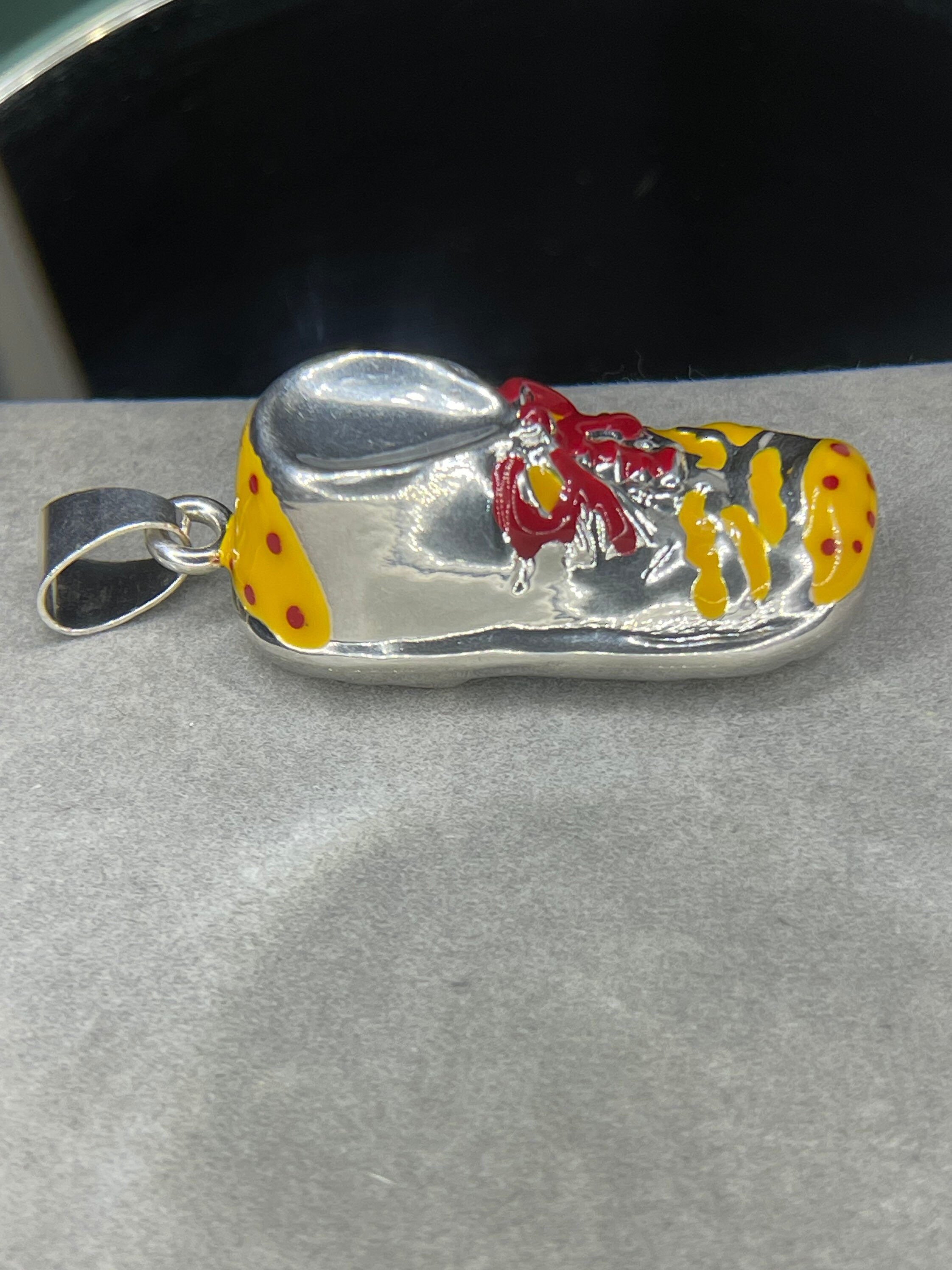 Pendentif En Forme De Chaussure / Soulier - Matière Argentée (pierre Ou Métal) - Occasion - Bijou Fantaisie Original