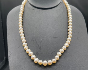 Naszyjnik z naturalnej perły hodowanej w 14-karatowym złocie z zapięciem