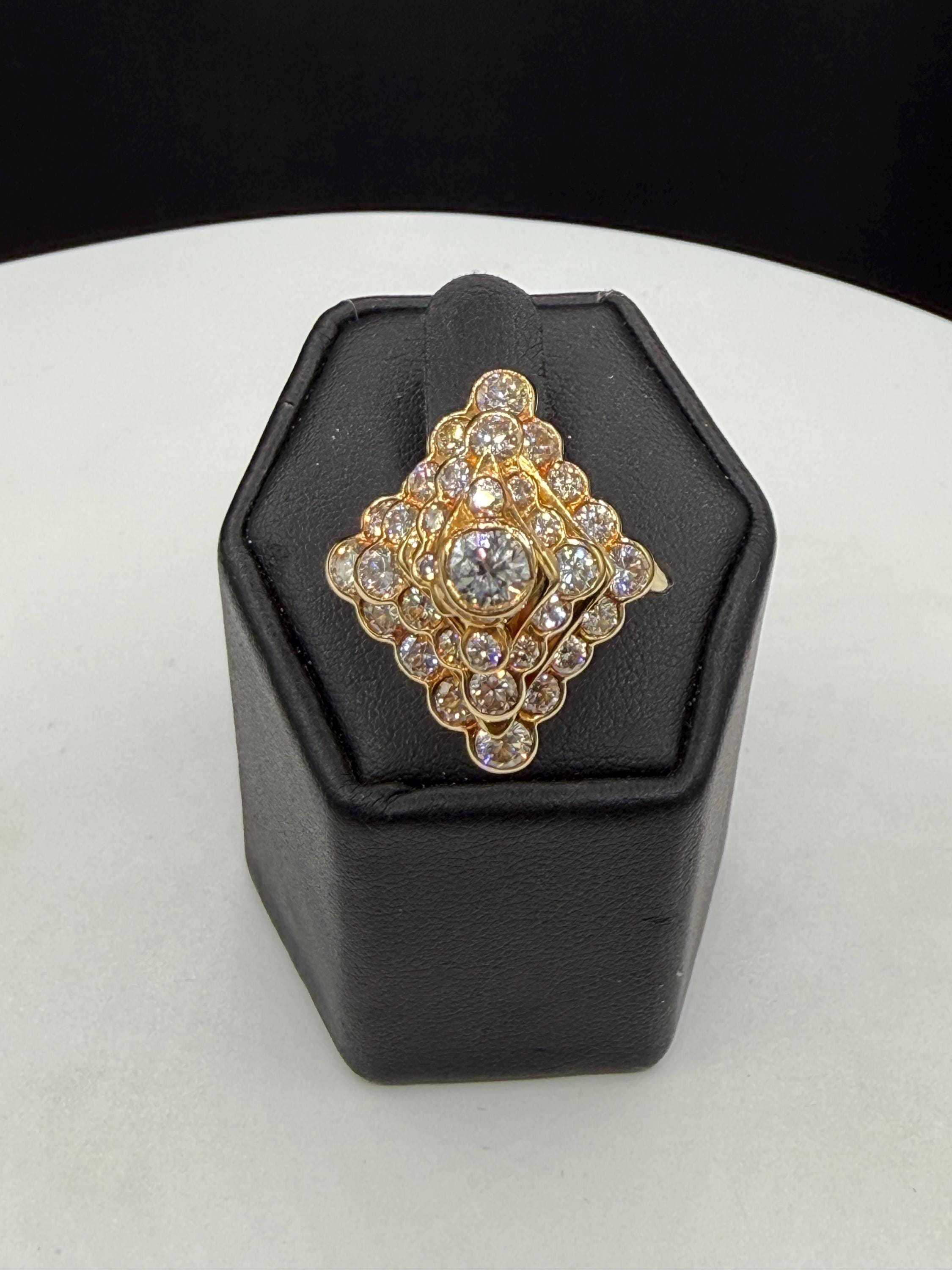 プレステージ Exquisite 3.31 Carat Diamond Cluster Yellow Gold Cocktail Ring