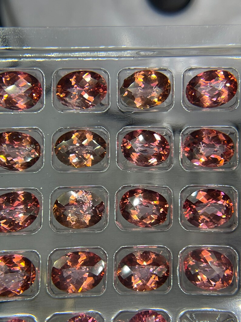 Puede incluir: Una bandeja de 16 piedras preciosas sueltas, facetadas, de color rosa y marr&oacute;n. Las piedras preciosas est&aacute;n dispuestas en forma de cuadr&iacute;cula en una bandeja de pl&aacute;stico transparente.