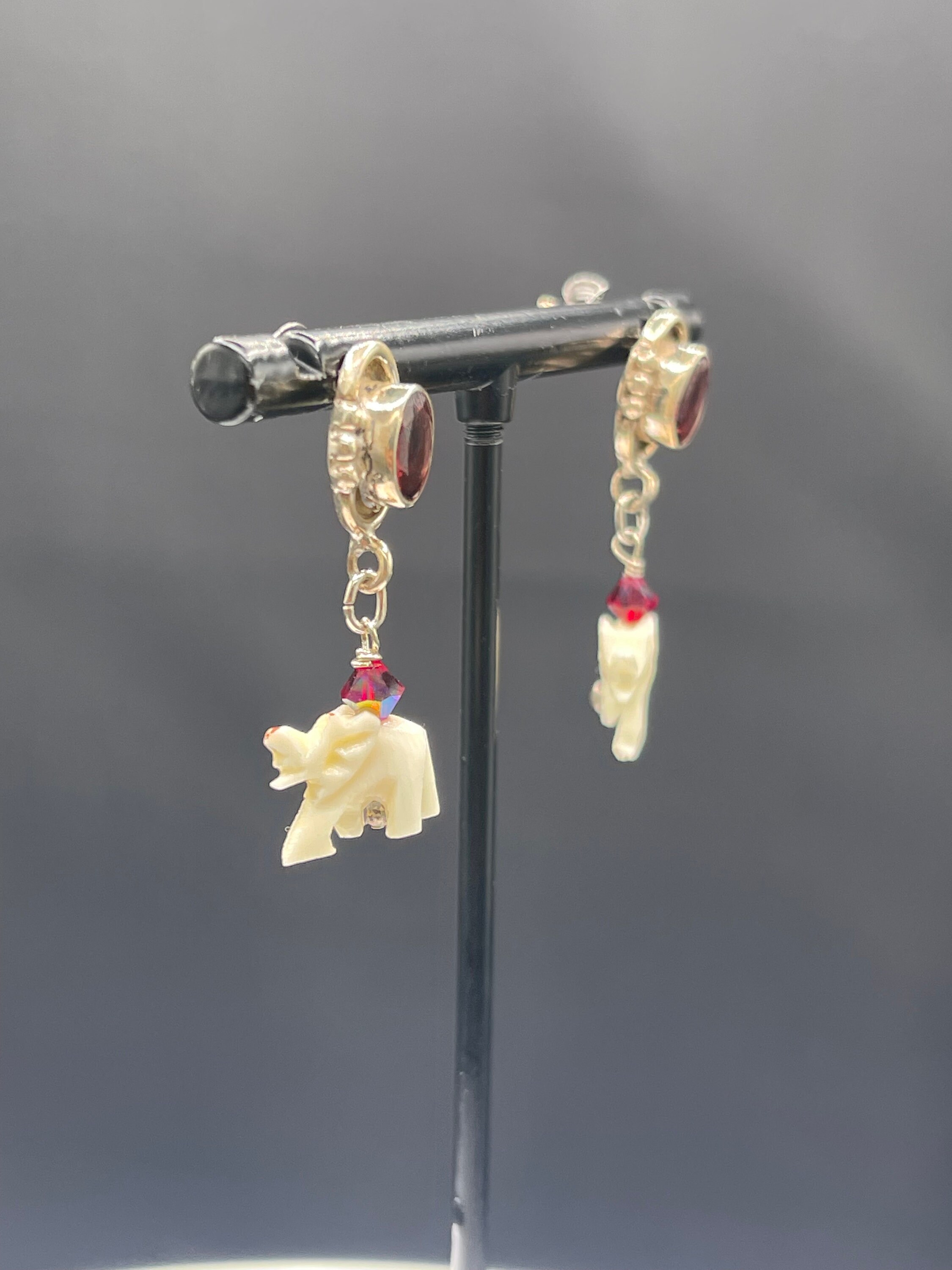 Orecchini pendenti in argento sterling con elefante naturale in granato e avorio / Gioielli unici fatti a mano - Italia
