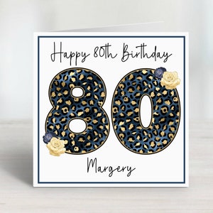 Puede incluir: Una tarjeta blanca con un 80 de estampado de leopardo azul y dorado para un feliz 80 cumplea&ntilde;os a Margery.