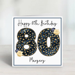 Puede incluir: Tarjeta de feliz cumplea&ntilde;os n&uacute;mero 80 con un dise&ntilde;o de estampado de leopardo azul y dorado. El n&uacute;mero 80 se presenta en el centro de la tarjeta con acentos dorados y adornos florales. El nombre Margery est&aacute; escrito en la parte inferior de la tarjeta.