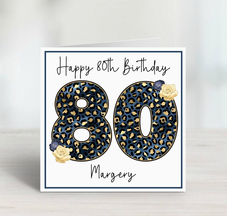 Puede incluir: Una tarjeta blanca con un 80 de estampado de leopardo azul y dorado para un feliz 80 cumplea&ntilde;os a Margery.