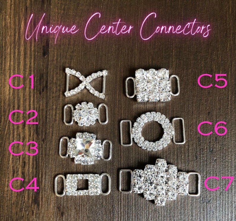 Pu&ograve; includere: Sette diversi connettori centrali argentati con decorazioni in cristallo. I connettori sono etichettati da C1 a C7.