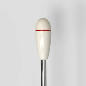 Puede incluir: Un pin de bolos de cerámica blanca con una franja roja alrededor del medio, unido a una varilla de metal plateado.