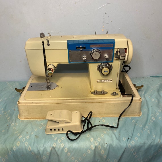 Stradivaro De Luxe Zig Zag Sewing Machine With Case. -  Canada