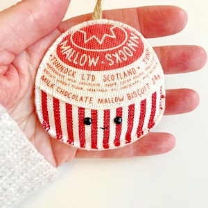 Decorazione da appendere in feltro a forma di tortina da tè Tunnocks realizzata a mano.