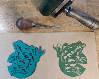 Handgedrukte linosnede met kikker op een lelieblad