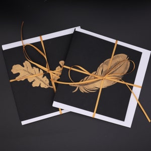 Set van 4 handgedrukte Lino-kaarten met gouden veren en eikenbladeren
