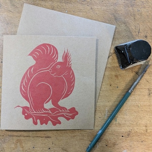 Carte vierge Linoprint écureuil roux imprimée à la main