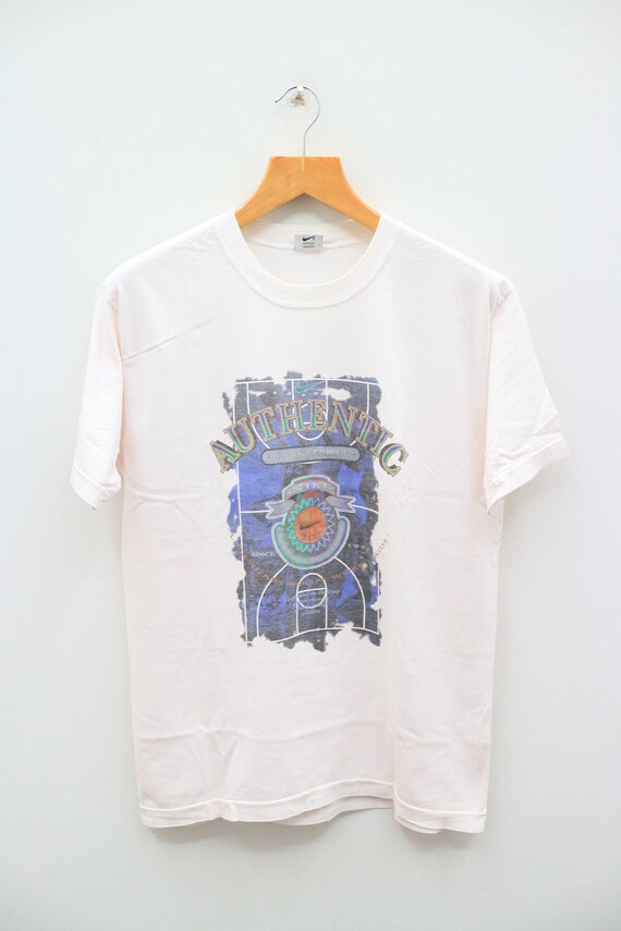 nike small logo tee