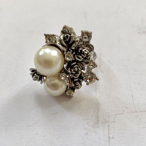 Vintage costume ring size 7 adjustable clear glass and silver tone metal flowers with faux pearls