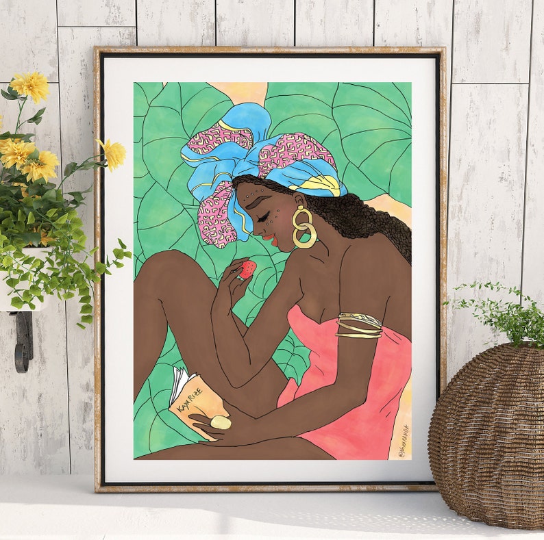 K&ouml;nnte beinhalten: Eine Frau mit einem rosa und blauen Kopftuch sitzt in einer &uuml;ppigen gr&uuml;nen Umgebung und h&auml;lt ein Buch mit dem Titel "KAY RISE" und eine kleine rote Frucht. Sie tr&auml;gt ein rosa Kleid und goldenen Schmuck.