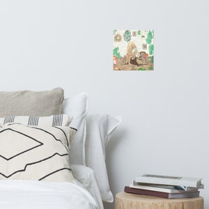 Puede incluir: Una impresi&oacute;n art&iacute;stica enmarcada representa a una persona inclinada en una habitaci&oacute;n con plantas. La obra de arte presenta una paleta de colores neutros con tonos verdes y marrones. La habitaci&oacute;n est&aacute; decorada con varias plantas en macetas y vegetaci&oacute;n colgante, creando un tema bot&aacute;nico.