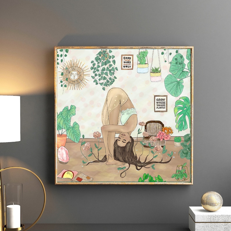 Puede incluir: Una impresi&oacute;n art&iacute;stica enmarcada que representa a una mujer en una postura de yoga, rodeada de plantas y flores. La obra de arte tiene un marco dorado e incluye el texto "Good Vibes Only" y "Grow Where You Are Planted". La paleta de colores es suave y terrosa.