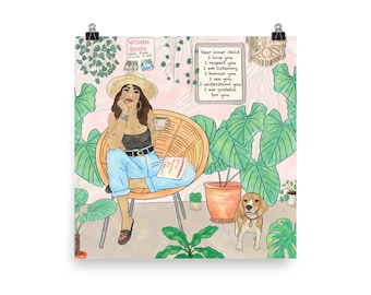 Könnte beinhalten: Eine Frau sitzt in einem Korbstuhl mit einem Hund an ihrer Seite. Sie liest ein Buch mit dem Titel "You Are a Miracle" und hat ein Vision Board hinter sich. Das Vision Board trägt die Aufschrift "Vision Board". Die Frau trägt einen Strohhut, ein schwarzes Oberteil, blaue Jeans und Sandalen. Der Hund ist ein Beagle und trägt ein Halsband. Der Hintergrund ist eine rosa Wand mit grünen Pflanzen.