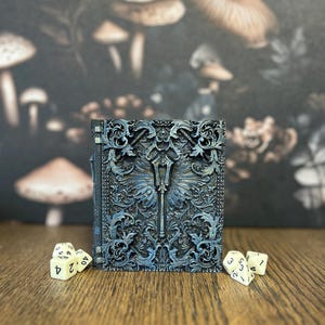Tomo de dados de clérigo pintado a mano, bandeja para tirar dados, almacenamiento de minifiguras para juegos de rol, almacenamiento de cartas de DnD y magia, regalo personalizado