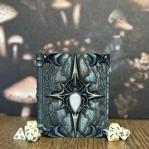 Handbemalte Nachtweber Würfel Wälzer, Minifiguren Aufbewahrung für Rollenspiele, DnD und magische Karten Aufbewahrung, individuelles Geschenk