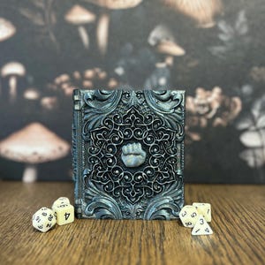 Handbemalte Monk Würfel Wälzer, Würfel Rollbrett, Minifigur Aufbewahrung für Rollenspiele, DnD Aufbewahrung, Aufbewahrung für magische Karten, individuelles Geschenk