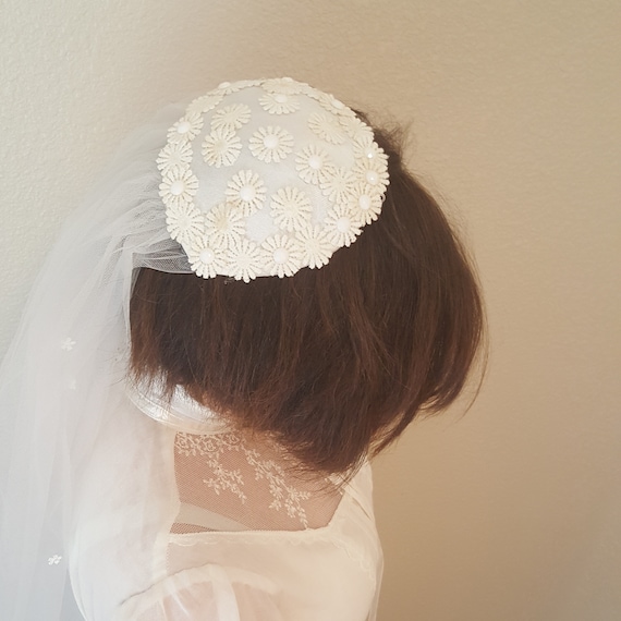 Beautiful Juliet cap with Veil/ Vintage/Daisies an