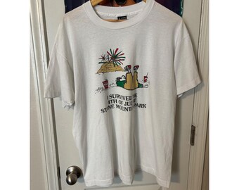 Camiseta vintage "Sobreviví al 4 de julio" de Stone Mountain Park, color blanco, talla XL para hombre.