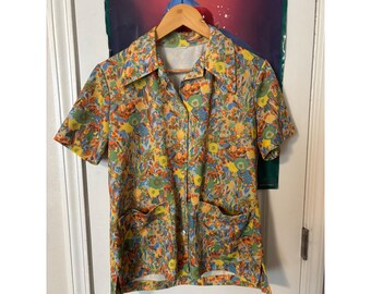 Camisa vintage de los años 70 con estampado floral psicodélico, botones, cuello daga y manga corta.