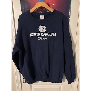 Bluza Gildan Activewear North Carolina Mom w kolorze granatowym, haftowana, rozmiar L zdjęcie 1