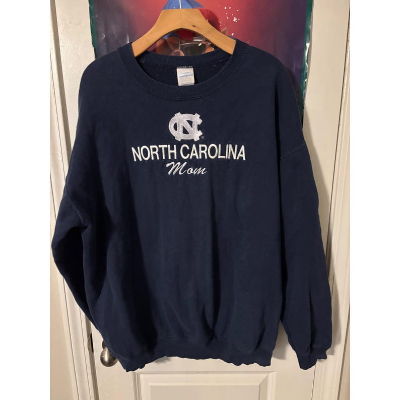 Bluza Gildan Activewear North Carolina Mom w kolorze granatowym, haftowana, rozmiar L zdjęcie 1