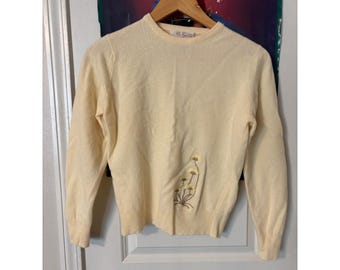 Jersey vintage de lana de cordero McGeorge of Dumfries color crema con bordado floral, estilo escocés.