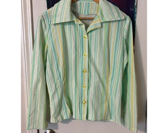 Blusa vintage de los años 70 a rayas, abotonada, verde menta, amarilla, cuello de daga, top retro.