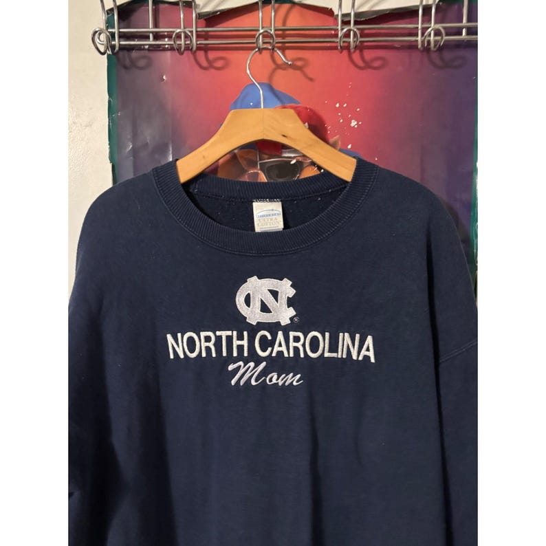 Bluza Gildan Activewear North Carolina Mom w kolorze granatowym, haftowana, rozmiar L zdjęcie 6