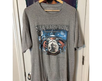 Camiseta gris desgastada con estampado vintage de moteros, "Suck Bang Blow Burnout Bar Wizard"
