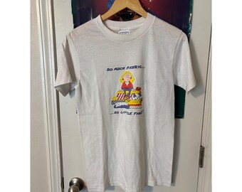 Camiseta vintage de los 90 con estampado gráfico "My Shirt So Much Fabric So Little Time", color blanco, talla M.