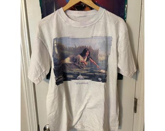 Camiseta vintage Wenonah con estampado gráfico, color blanco, con mujer indígena y nenúfares (talla L).