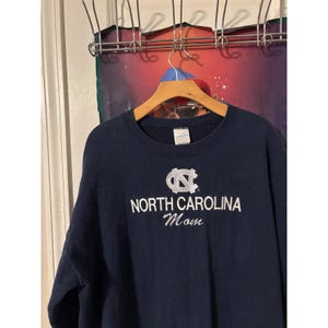 Bluza Gildan Activewear North Carolina Mom w kolorze granatowym, haftowana, rozmiar L zdjęcie 3