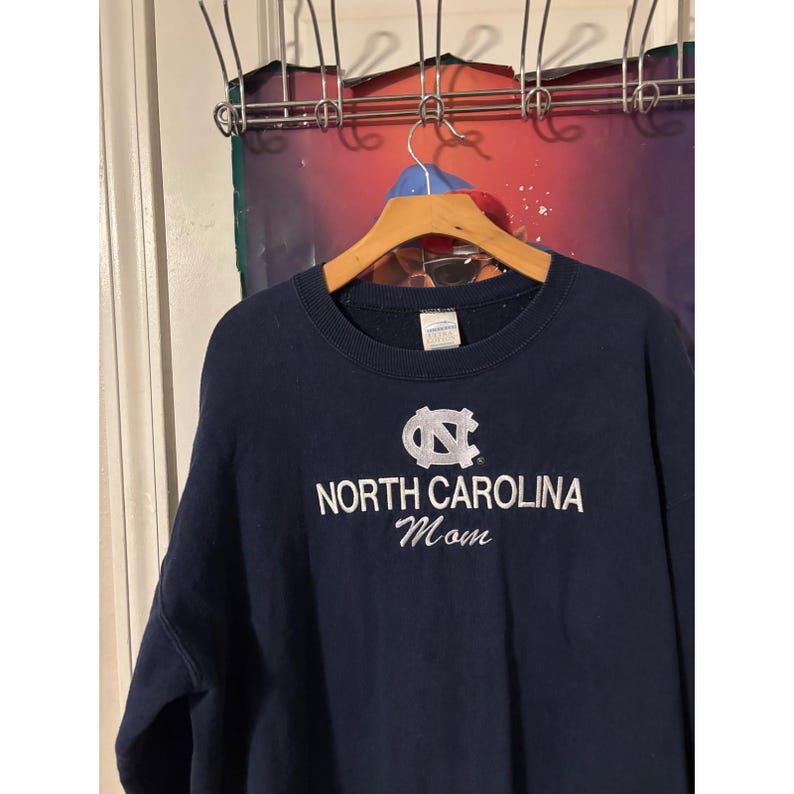 Bluza Gildan Activewear North Carolina Mom w kolorze granatowym, haftowana, rozmiar L zdjęcie 3