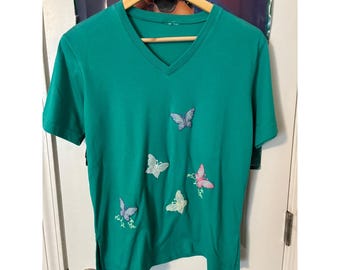 Camiseta de manga corta con cuello en V y bordado de mariposa verde vintage, estilo cottagecore.
