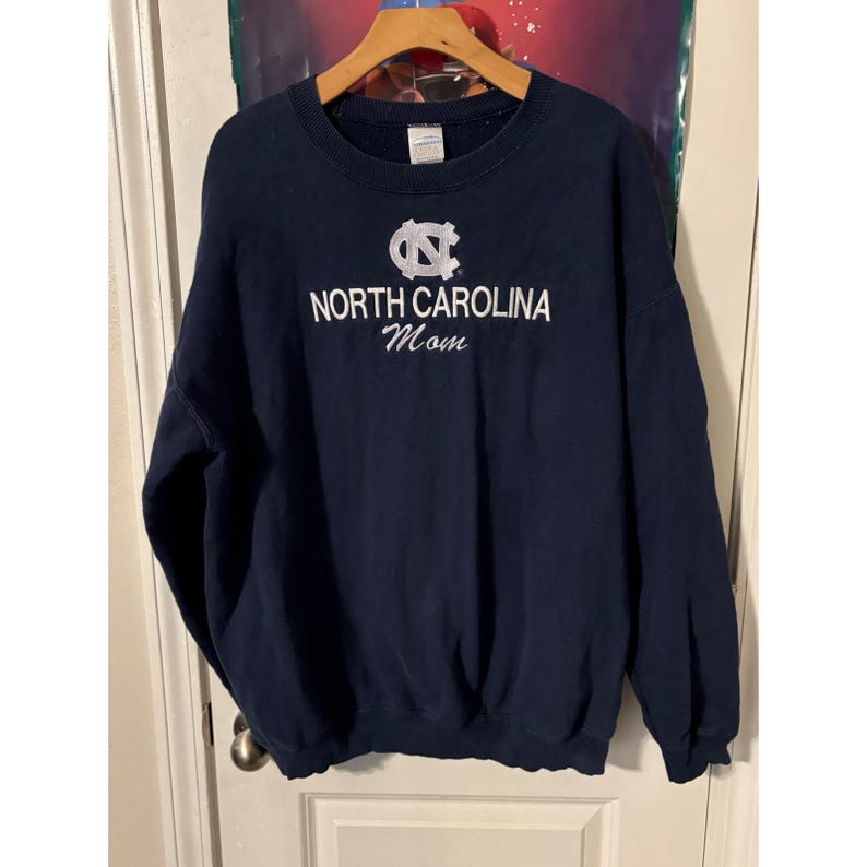 Bluza Gildan Activewear North Carolina Mom w kolorze granatowym, haftowana, rozmiar L zdjęcie 4