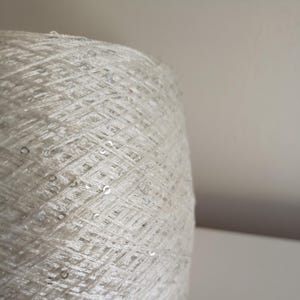 Lovertjesgaren voor de zomer Parelwitte micropailletten Glanzende pailletten Hand- en machinaal breien Weven Haakprijs per 50 g/1,75 oz garentaart